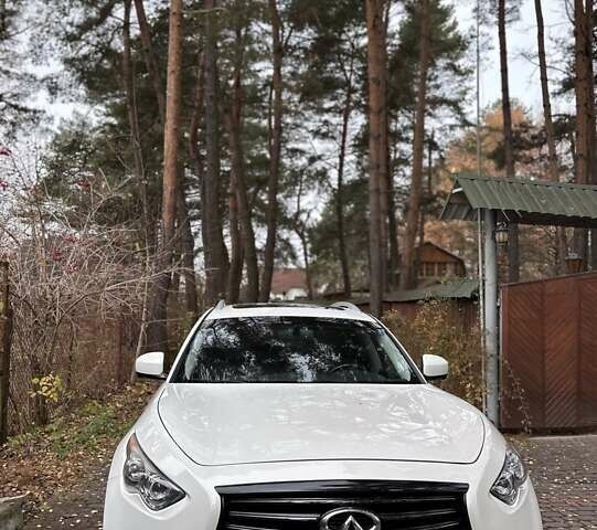 Белый Инфинити FX 37, объемом двигателя 3.7 л и пробегом 160 тыс. км за 14900 $, фото 3 на Automoto.ua