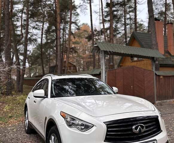 Белый Инфинити FX 37, объемом двигателя 3.7 л и пробегом 160 тыс. км за 14900 $, фото 2 на Automoto.ua