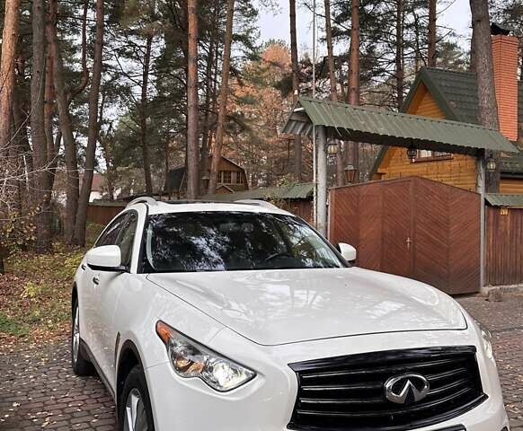 Белый Инфинити FX 37, объемом двигателя 3.7 л и пробегом 160 тыс. км за 14900 $, фото 6 на Automoto.ua