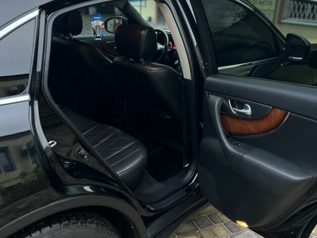 Черный Инфинити FX 37, объемом двигателя 3.7 л и пробегом 190 тыс. км за 13500 $, фото 8 на Automoto.ua