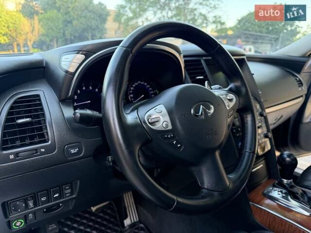 Черный Инфинити FX 37, объемом двигателя 3.7 л и пробегом 211 тыс. км за 16800 $, фото 1 на Automoto.ua