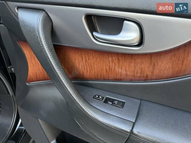 Черный Инфинити FX 37, объемом двигателя 3.7 л и пробегом 211 тыс. км за 16800 $, фото 50 на Automoto.ua