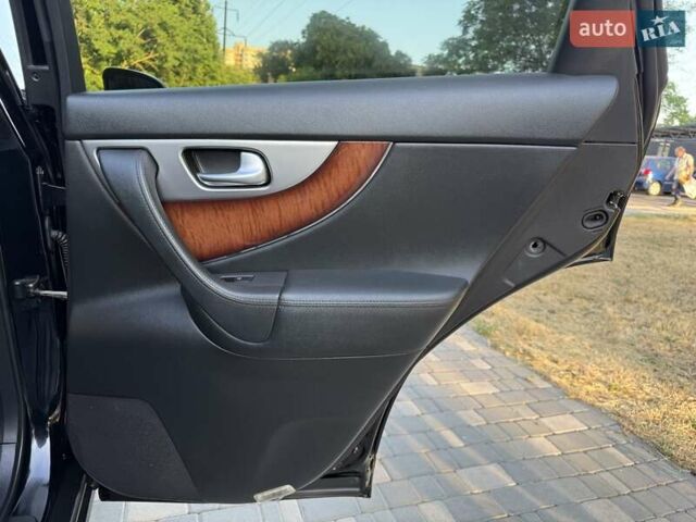 Черный Инфинити FX 37, объемом двигателя 3.7 л и пробегом 211 тыс. км за 16800 $, фото 4 на Automoto.ua