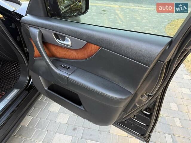 Черный Инфинити FX 37, объемом двигателя 3.7 л и пробегом 211 тыс. км за 16800 $, фото 49 на Automoto.ua