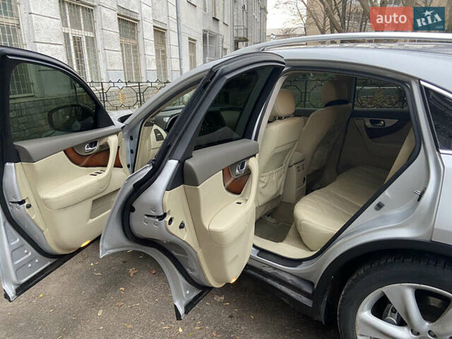 Серый Инфинити FX 37, объемом двигателя 3.7 л и пробегом 120 тыс. км за 16000 $, фото 5 на Automoto.ua