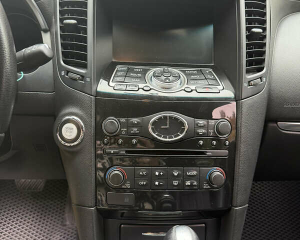 Серый Инфинити FX 37, объемом двигателя 3.7 л и пробегом 250 тыс. км за 12900 $, фото 6 на Automoto.ua