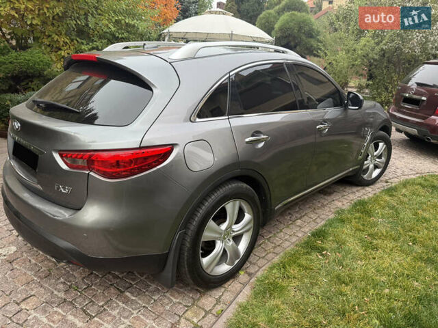 Серый Инфинити FX 37, объемом двигателя 3.7 л и пробегом 250 тыс. км за 12900 $, фото 2 на Automoto.ua