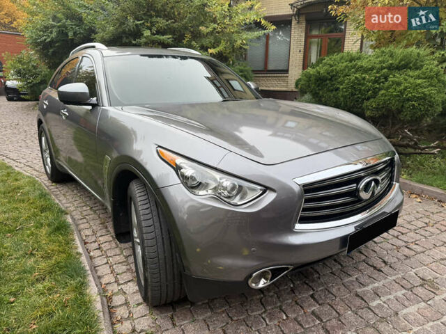 Серый Инфинити FX 37, объемом двигателя 3.7 л и пробегом 250 тыс. км за 12900 $, фото 1 на Automoto.ua