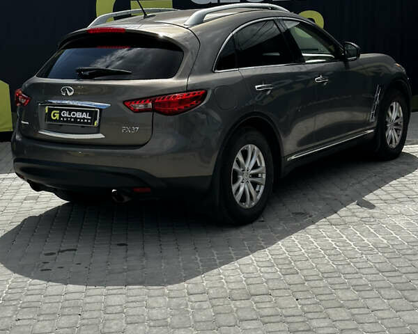 Серый Инфинити FX 37, объемом двигателя 3.7 л и пробегом 220 тыс. км за 12900 $, фото 20 на Automoto.ua