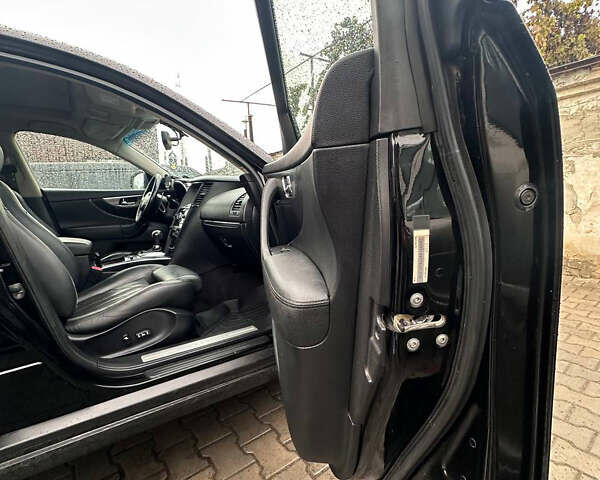 Черный Инфинити ФХ 50, объемом двигателя 5 л и пробегом 207 тыс. км за 11500 $, фото 4 на Automoto.ua