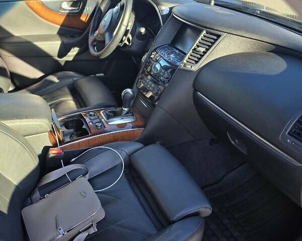 Черный Инфинити ФХ 50, объемом двигателя 5.03 л и пробегом 185 тыс. км за 15000 $, фото 9 на Automoto.ua