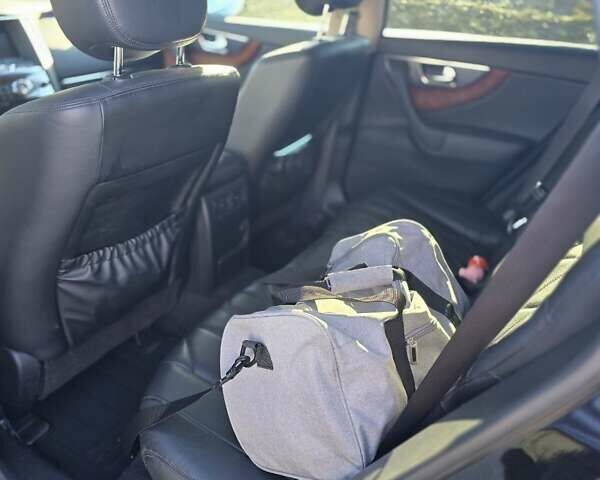 Черный Инфинити ФХ 50, объемом двигателя 5.03 л и пробегом 185 тыс. км за 15000 $, фото 12 на Automoto.ua