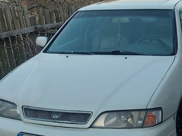 Белый Инфинити G25, объемом двигателя 2 л и пробегом 200 тыс. км за 1189 $, фото 2 на Automoto.ua