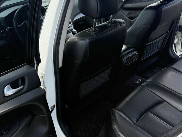 Инфинити G25 2010 в Киеве на Automoto.ua Белый Инфинити G25, объемом двигателя 2.5 л и пробегом 229 тыс. км за 9700 $, фото 7 на Automoto.ua