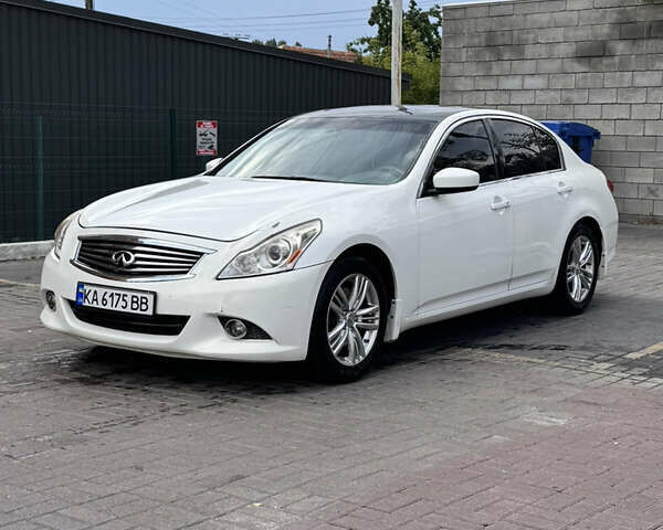 Белый Инфинити G25, объемом двигателя 2.5 л и пробегом 167 тыс. км за 9000 $, фото 1 на Automoto.ua
