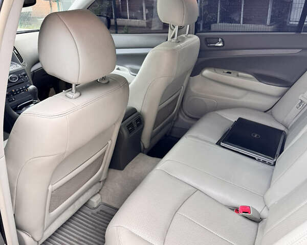 Белый Инфинити G25, объемом двигателя 2.5 л и пробегом 167 тыс. км за 9000 $, фото 5 на Automoto.ua