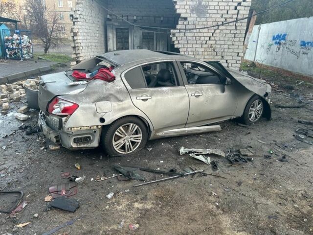 Серый Инфинити G25, объемом двигателя 2.5 л и пробегом 130 тыс. км за 2200 $, фото 2 на Automoto.ua