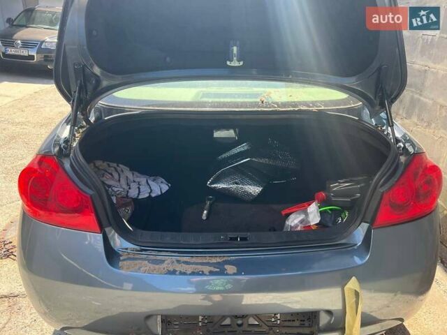 Синий Инфинити G35, объемом двигателя 3.5 л и пробегом 141 тыс. км за 4500 $, фото 4 на Automoto.ua