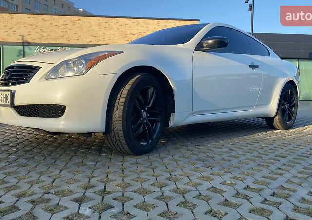 Белый Инфинити G37, объемом двигателя 3.7 л и пробегом 145 тыс. км за 11500 $, фото 4 на Automoto.ua