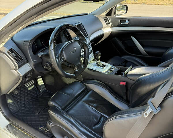 Белый Инфинити G37, объемом двигателя 3.7 л и пробегом 228 тыс. км за 13000 $, фото 6 на Automoto.ua