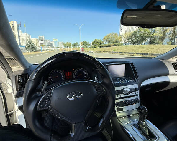 Белый Инфинити G37, объемом двигателя 3.7 л и пробегом 228 тыс. км за 13000 $, фото 7 на Automoto.ua