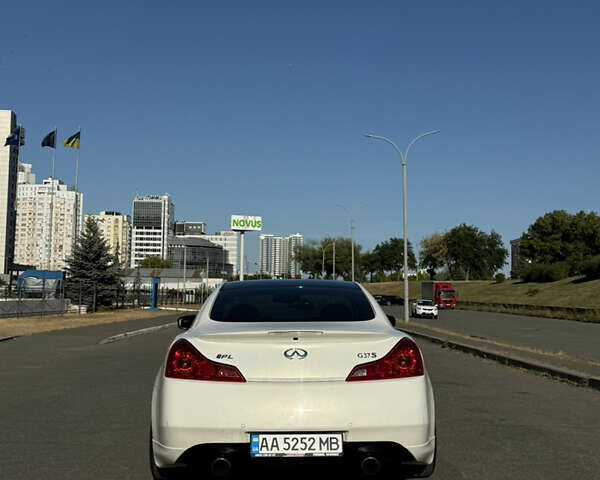 Белый Инфинити G37, объемом двигателя 3.7 л и пробегом 228 тыс. км за 13000 $, фото 4 на Automoto.ua