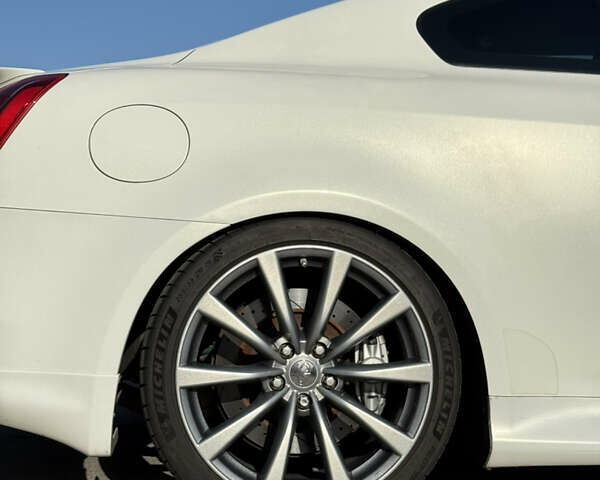 Белый Инфинити G37, объемом двигателя 3.7 л и пробегом 228 тыс. км за 13000 $, фото 15 на Automoto.ua