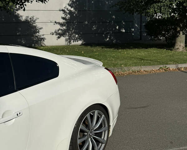 Белый Инфинити G37, объемом двигателя 3.7 л и пробегом 228 тыс. км за 13000 $, фото 2 на Automoto.ua