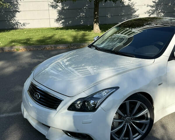 Белый Инфинити G37, объемом двигателя 3.7 л и пробегом 228 тыс. км за 13000 $, фото 3 на Automoto.ua