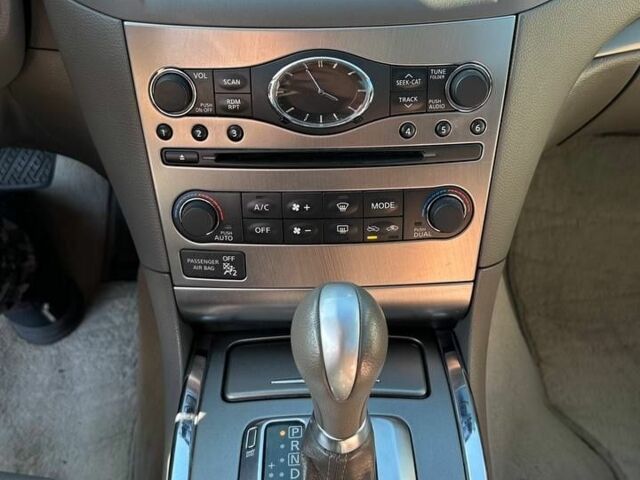 Белый Инфинити G37, объемом двигателя 3.7 л и пробегом 125 тыс. км за 10800 $, фото 7 на Automoto.ua