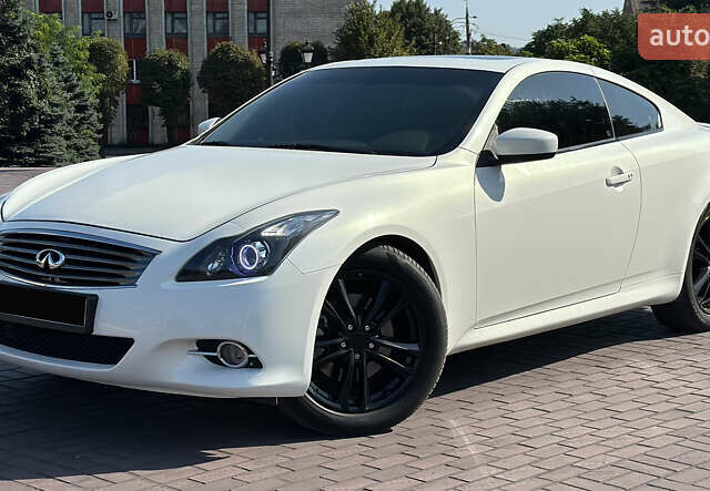 Белый Инфинити G37, объемом двигателя 3.7 л и пробегом 208 тыс. км за 12999 $, фото 3 на Automoto.ua