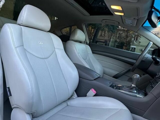 Белый Инфинити G37, объемом двигателя 3.7 л и пробегом 125 тыс. км за 10800 $, фото 5 на Automoto.ua