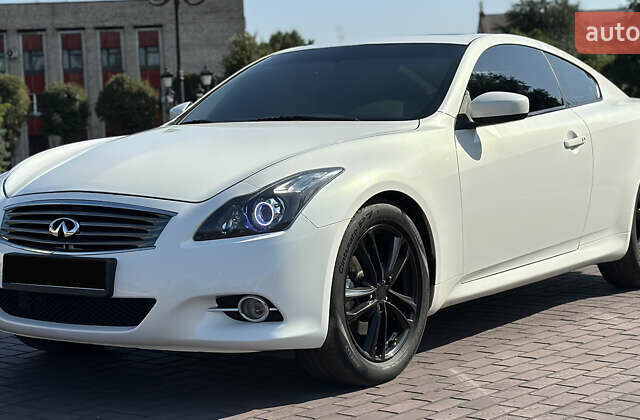 Белый Инфинити G37, объемом двигателя 3.7 л и пробегом 208 тыс. км за 12999 $, фото 5 на Automoto.ua