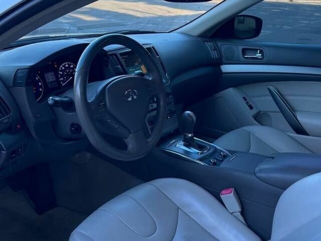 Белый Инфинити G37, объемом двигателя 3.7 л и пробегом 125 тыс. км за 10800 $, фото 4 на Automoto.ua