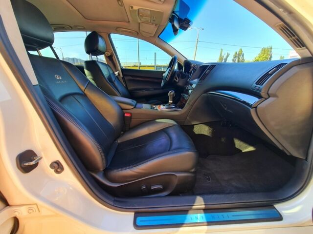 Білий Інфініті G37, об'ємом двигуна 3.7 л та пробігом 180 тис. км за 9900 $, фото 3 на Automoto.ua