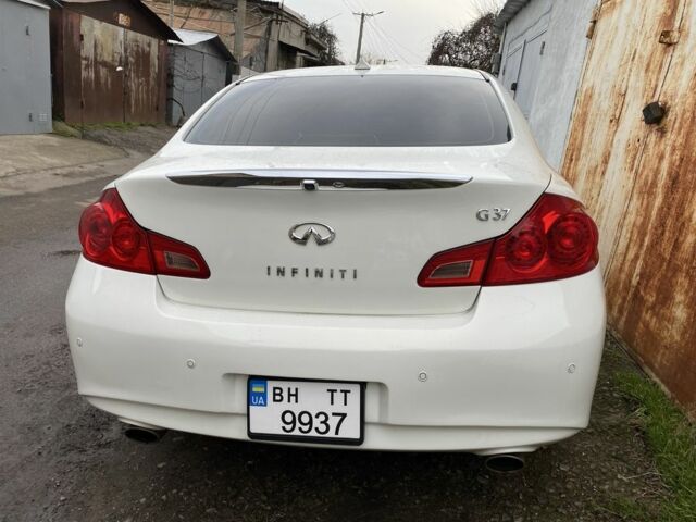 Белый Инфинити G37, объемом двигателя 3.7 л и пробегом 117 тыс. км за 11300 $, фото 4 на Automoto.ua