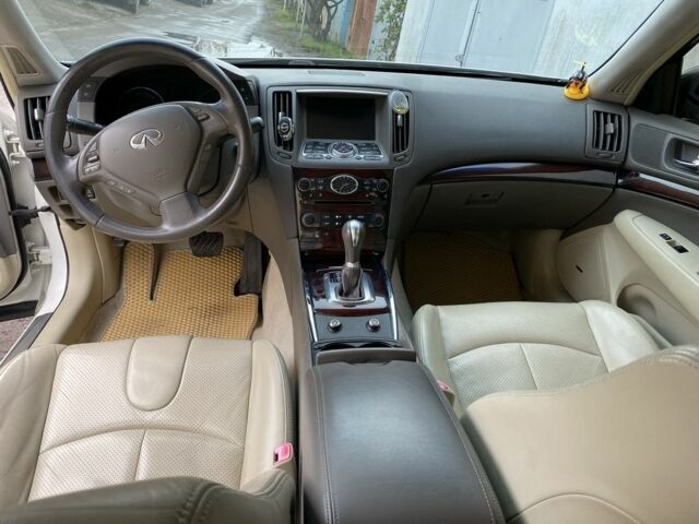Белый Инфинити G37, объемом двигателя 3.7 л и пробегом 117 тыс. км за 11300 $, фото 5 на Automoto.ua