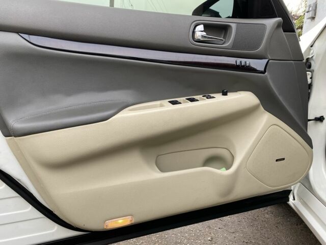 Белый Инфинити G37, объемом двигателя 3.7 л и пробегом 117 тыс. км за 11300 $, фото 7 на Automoto.ua