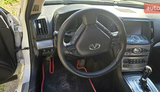 Белый Инфинити G37, объемом двигателя 3.7 л и пробегом 240 тыс. км за 11500 $, фото 7 на Automoto.ua