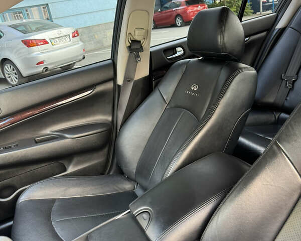 Чорний Інфініті G37, об'ємом двигуна 3.7 л та пробігом 142 тис. км за 13800 $, фото 7 на Automoto.ua