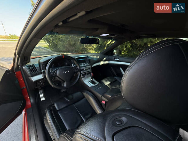 Красный Инфинити G37, объемом двигателя 3.7 л и пробегом 210 тыс. км за 10000 $, фото 4 на Automoto.ua