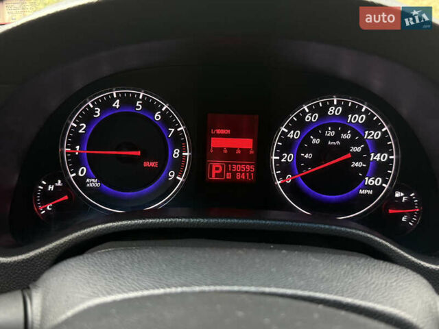 Красный Инфинити G37, объемом двигателя 3.7 л и пробегом 210 тыс. км за 10000 $, фото 3 на Automoto.ua