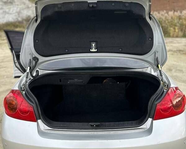 Серый Инфинити G37, объемом двигателя 3.7 л и пробегом 250 тыс. км за 10500 $, фото 5 на Automoto.ua