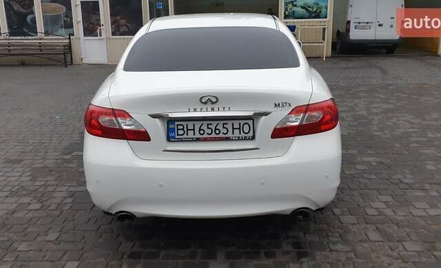 Белый Инфинити M37, объемом двигателя 3.7 л и пробегом 105 тыс. км за 15700 $, фото 1 на Automoto.ua