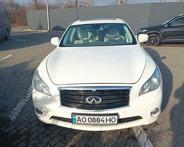 Белый Инфинити M37, объемом двигателя 3.7 л и пробегом 204 тыс. км за 13000 $, фото 1 на Automoto.ua