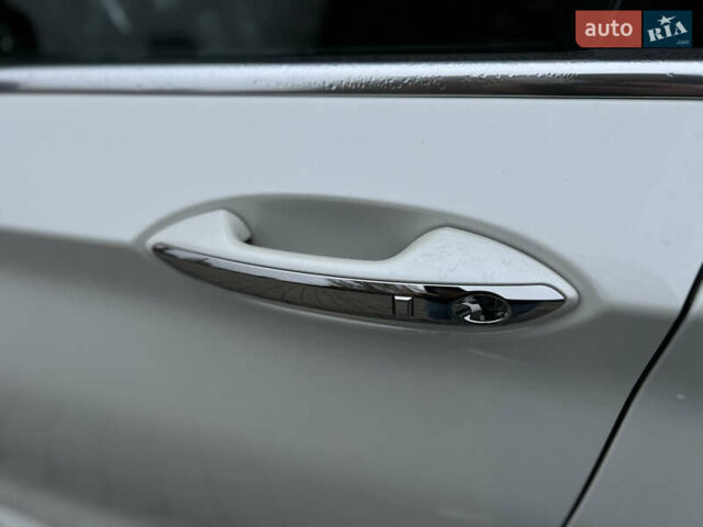 Белый Инфинити QX55, объемом двигателя 2 л и пробегом 33 тыс. км за 34900 $, фото 10 на Automoto.ua