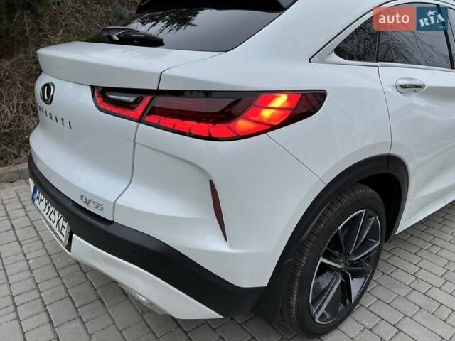 Белый Инфинити QX55, объемом двигателя 2 л и пробегом 19 тыс. км за 32500 $, фото 4 на Automoto.ua
