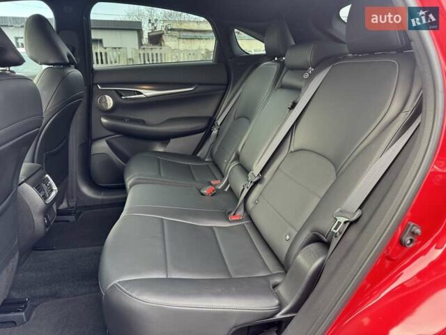 Красный Инфинити QX55, объемом двигателя 2 л и пробегом 50 тыс. км за 32900 $, фото 2 на Automoto.ua