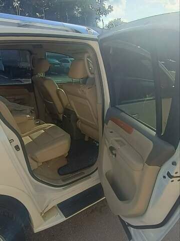 Белый Инфинити QX56, объемом двигателя 5.6 л и пробегом 182 тыс. км за 14600 $, фото 5 на Automoto.ua