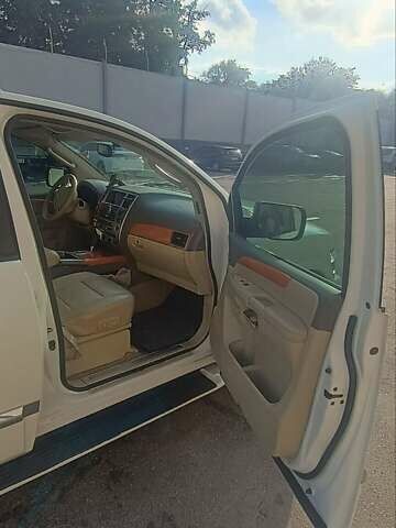 Белый Инфинити QX56, объемом двигателя 5.6 л и пробегом 182 тыс. км за 14600 $, фото 9 на Automoto.ua